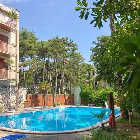 Lignano Pineta With Pool Apartment